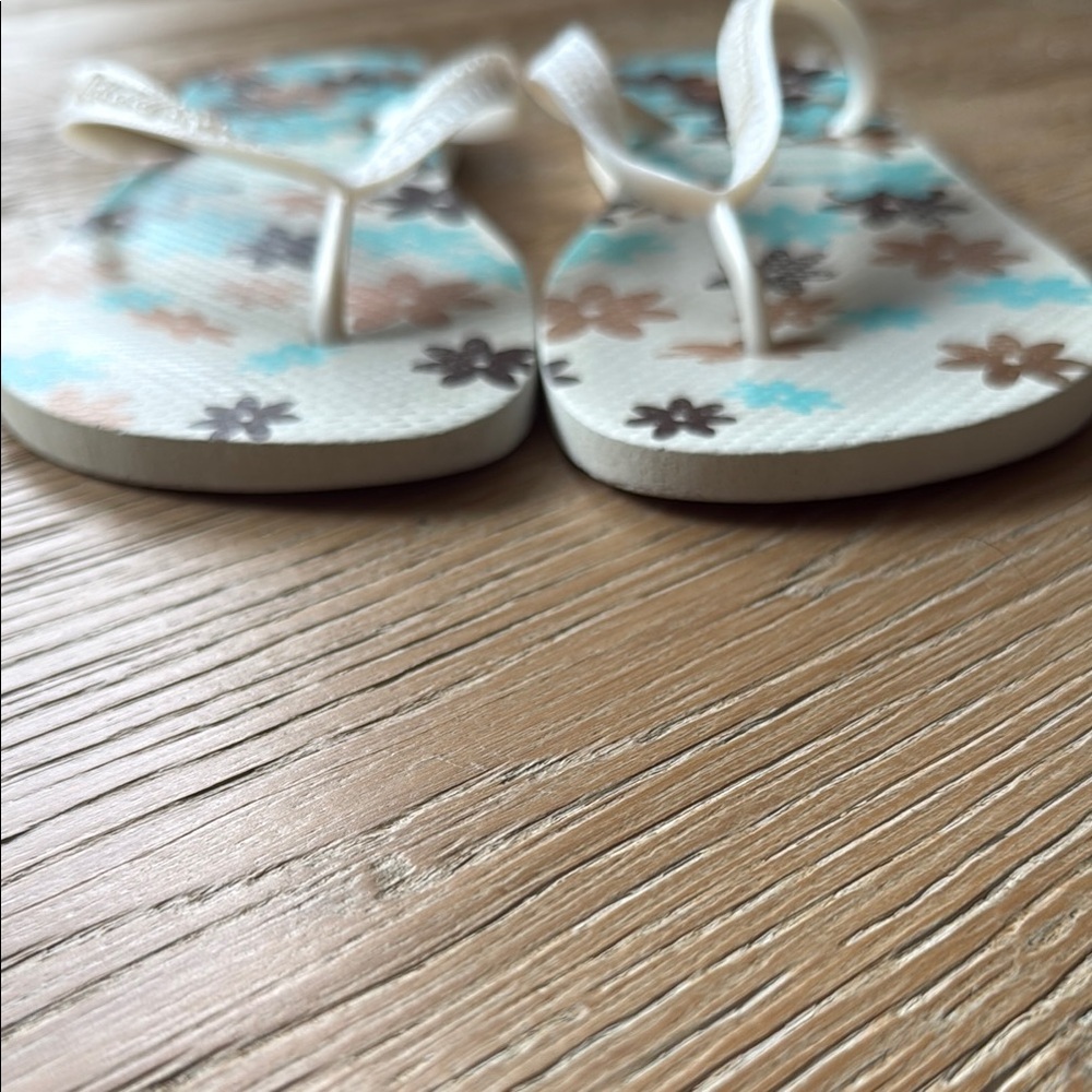 Havaianas White and Blue Floral Flip Flops - Picture 3 of 4